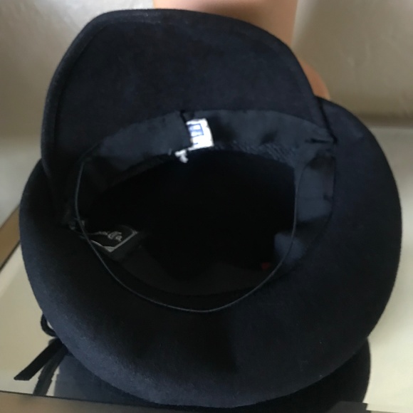 SWANKY 1940s' BLACK FELT TILT HAT WITH RED BAKELITE TRIM - Picture 11 of 12